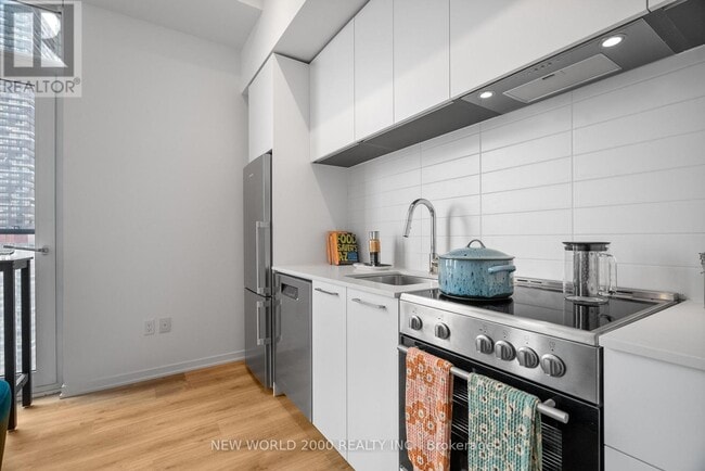 Building Photo - 101 Roehampton Ave