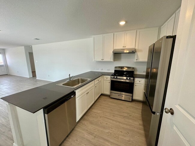 Building Photo - Modern 4-Bedroom Home with Community Pool ...