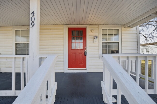 Building Photo - FULLY REMODELED 3 BED, 1.5 BATH HOME FOR RENT IN SUFFOLK!