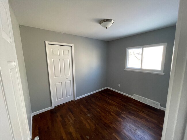 Foto del edificio - 1325 Waldman Ave