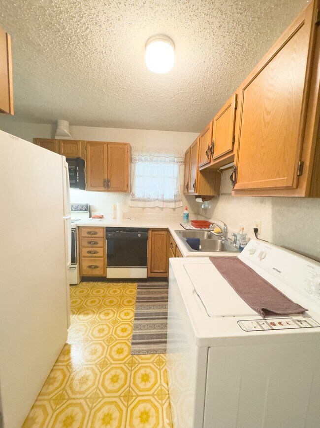 Building Photo - 705 Greenway Dr