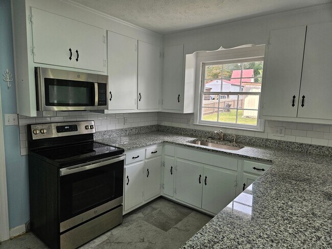 Building Photo - New Listing