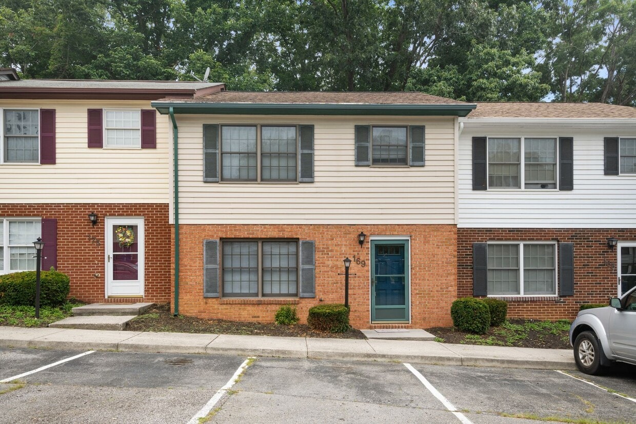 Primary Photo - 3 bed/2 1/2 Bath. Pet Friendly. Easy acces...