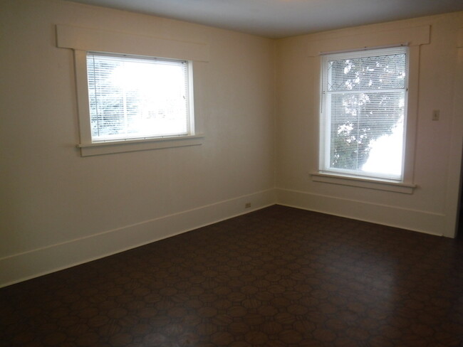 Building Photo - 805 Rollins St