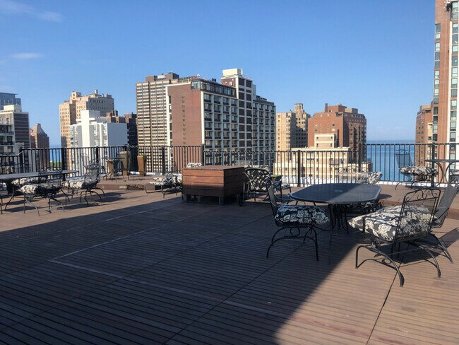 Foto del edificio - 1339 N Dearborn St