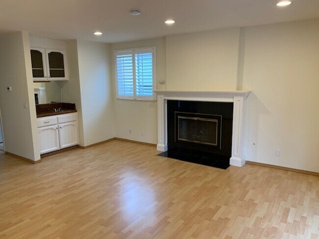 Building Photo - 4BD/2.5BA Large Cupertino Home - Available...