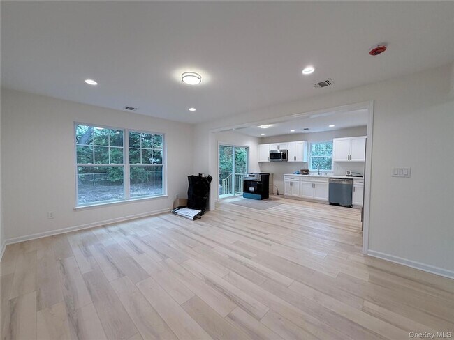 Foto del edificio - 102 Pulaski Rd