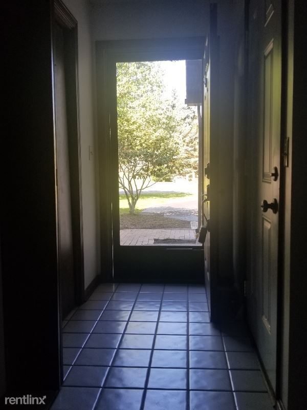 Building Photo - 3 br, 1.5 bath Condo - 104 Diamond Way