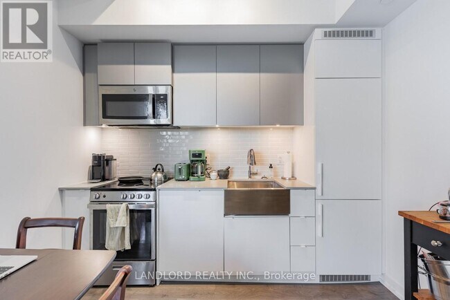 Building Photo - 270-1270 Dufferin St