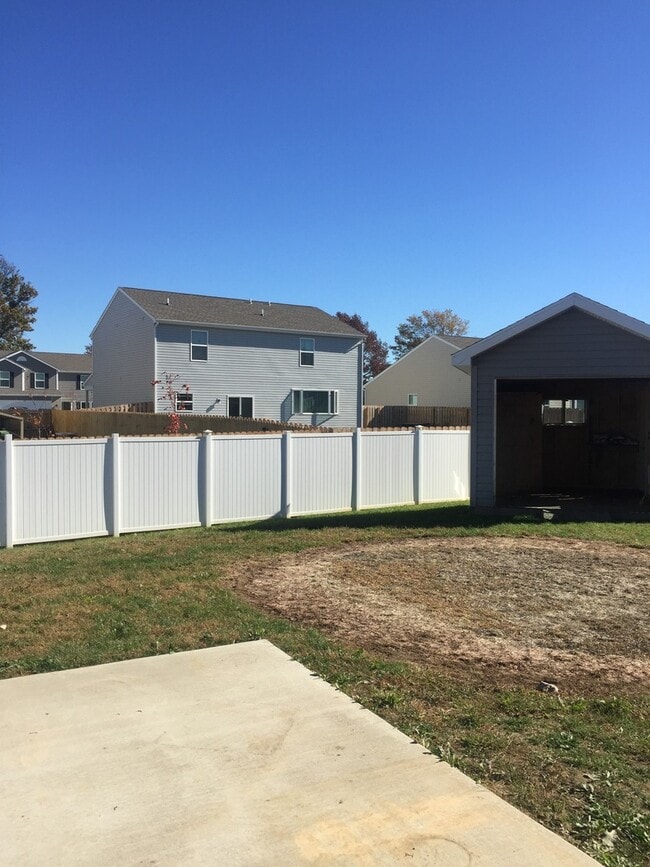 Building Photo - Modern 4 Bedroom, 2.5 Bath West Side Single Family Home