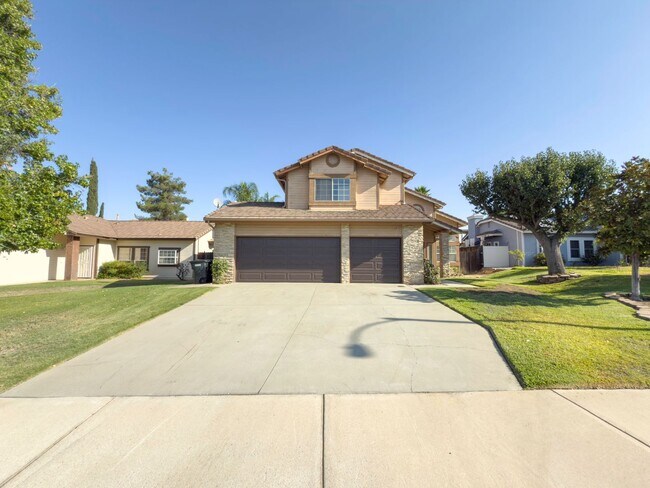 Building Photo - 2 Story, 3-Bedroom POOL + SOLAR Home in Wi...