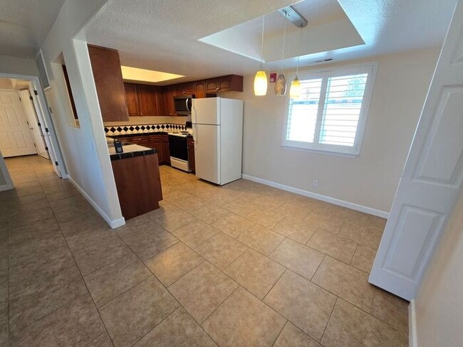 Building Photo - Charming & Bright 2BD/2BA Apartment in Mid...