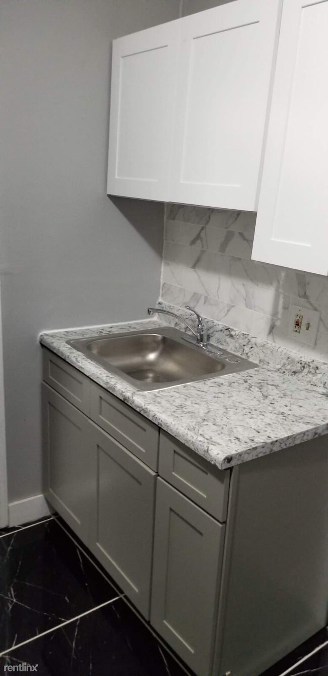 Building Photo - 2 br, 1 bath  - 82 Brookdale Ave Apt 3Q