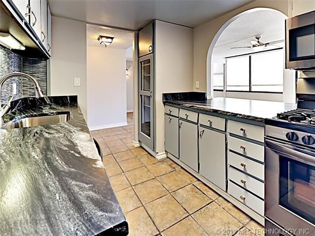 Building Photo - 410 W 7th St