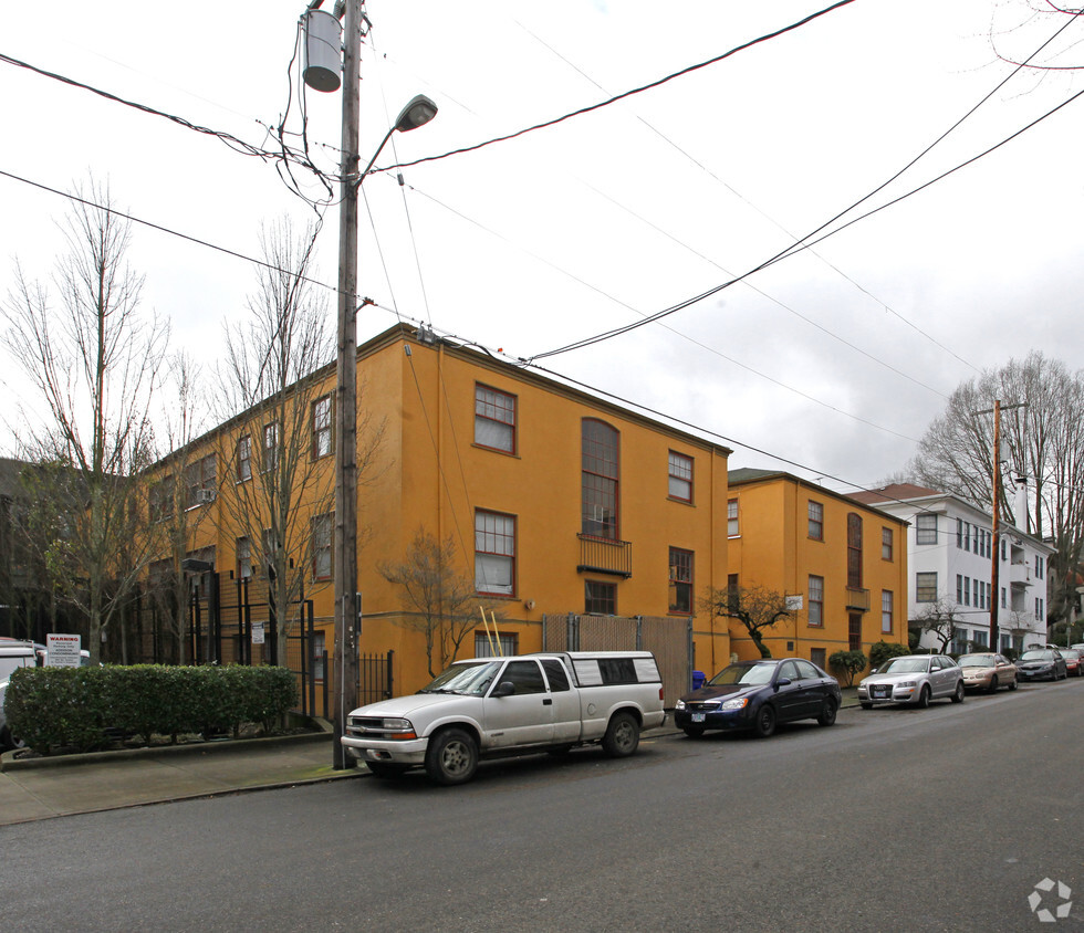 Primary Photo - Greenway Apartments