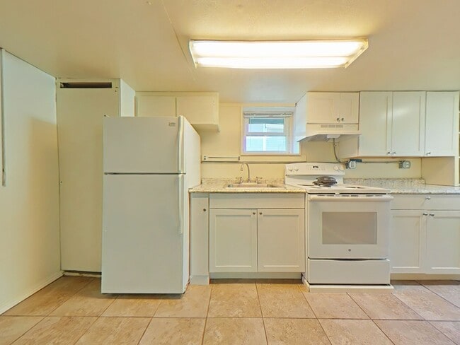 Building Photo - 3 Bedroom 4-Plex ~ Close to Campus