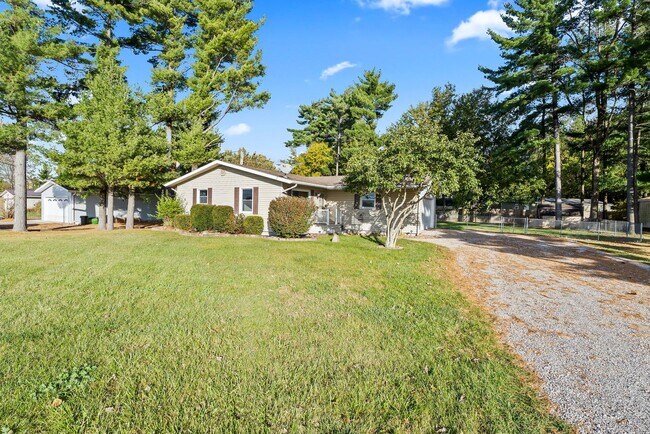 Foto del edificio - ** Move in Special ** Remodeled 3-Bedroom, 1-Bathroom Home with Garage & Fenced Yard – $1,800/Month