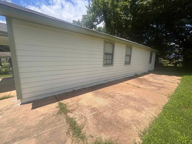 Building Photo - 2076 Goff Ave