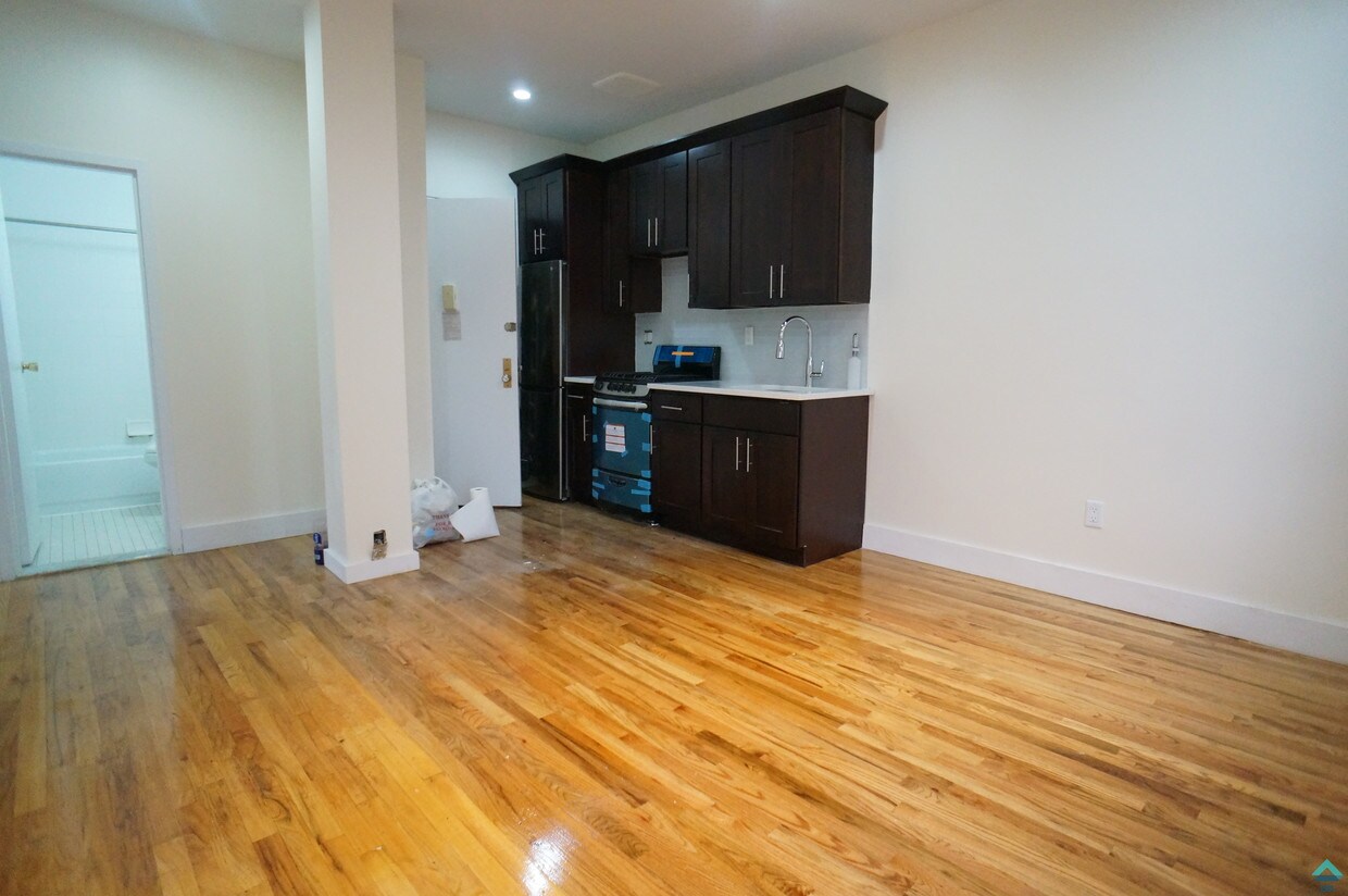 Primary Photo - 634 Classon Ave