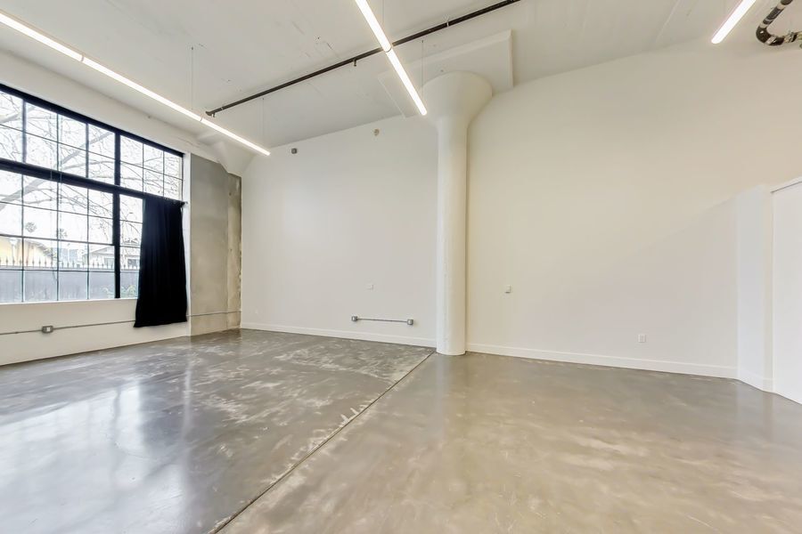 Primary Photo - Modern loft with high ceilings and great l...