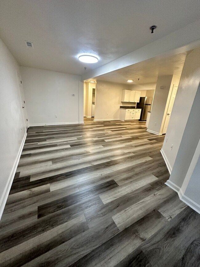 Foto del edificio - 1 Bedroom Available Collegiate Court  (SUB...