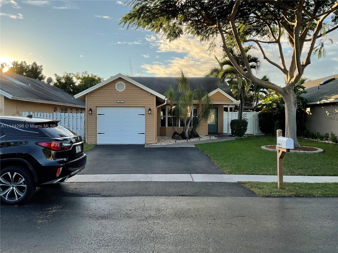 Primary Photo - 4461 NW 99th Terrace