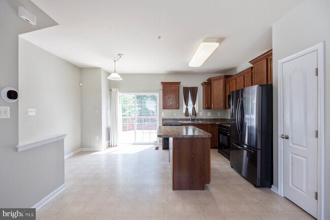 Foto del edificio - 6810 Warfield St