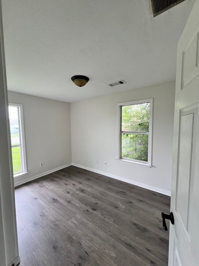 Foto del edificio - 3 bdrm 1 bath