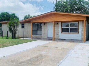 Building Photo - 9 Tamarack Ave