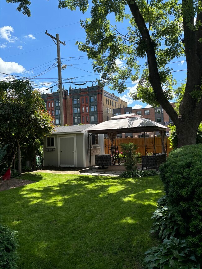 Foto del edificio - 404 Dayton Ave