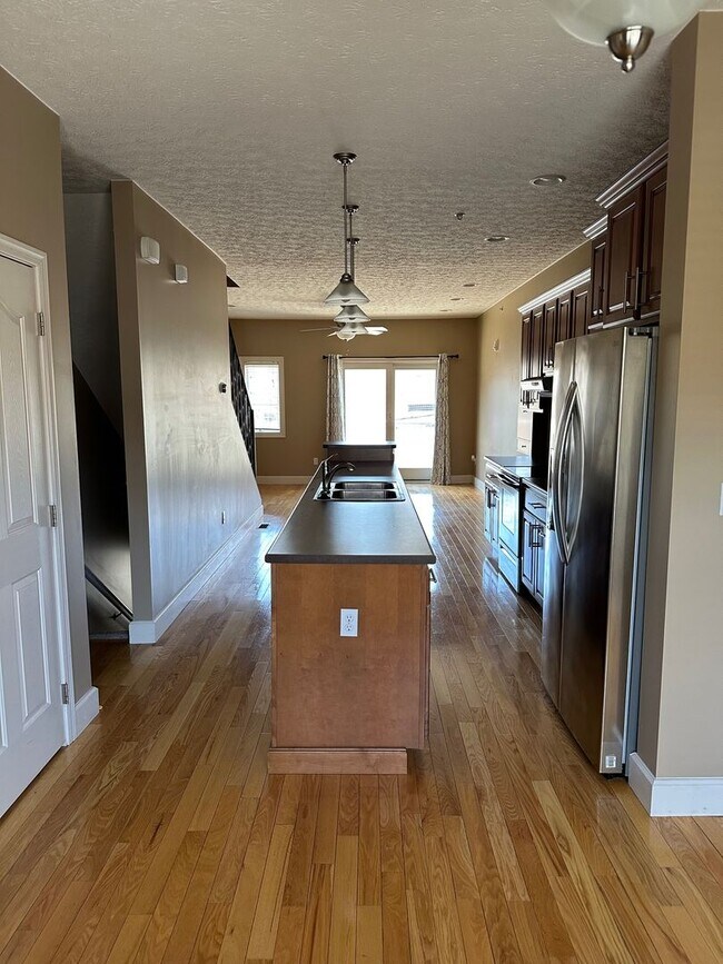 Foto del edificio - 2 Bedroom/2.5 Bath Townhome located in a Gated Community with a Water Front View! Available on 8/...