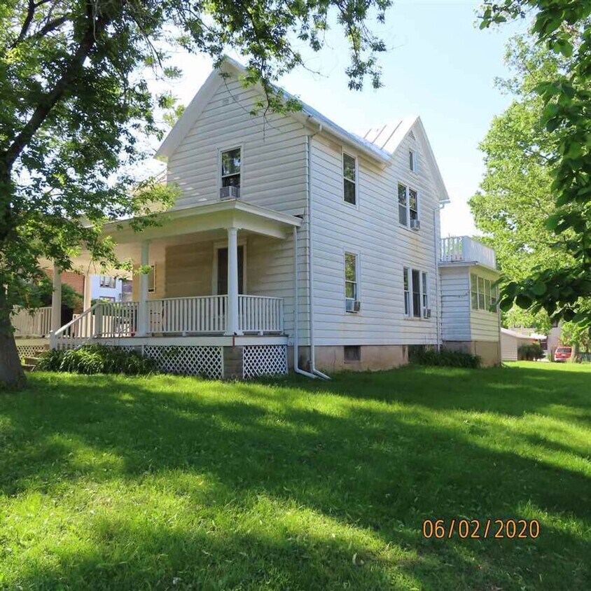Foto principal - 1024 E Burlington St