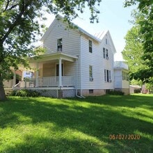 Building Photo - 1024 E Burlington St