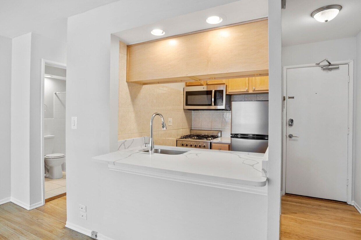 Foto principal - 6755 N Sheridan Rd
