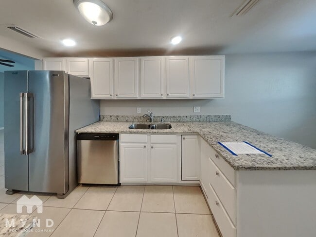 Foto del edificio - 8202 Almond Pl