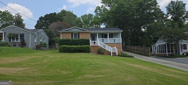 Building Photo - 820 Woodland Dr