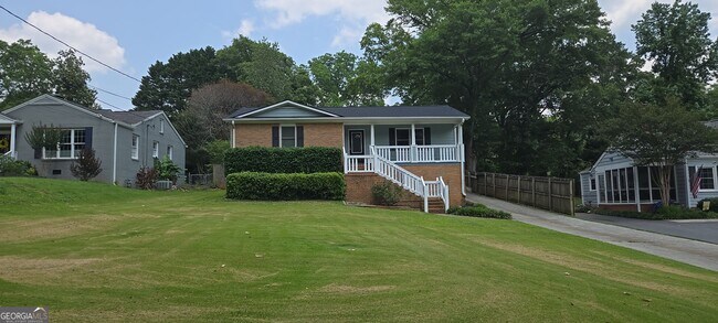 Foto del edificio - 820 Woodland Dr
