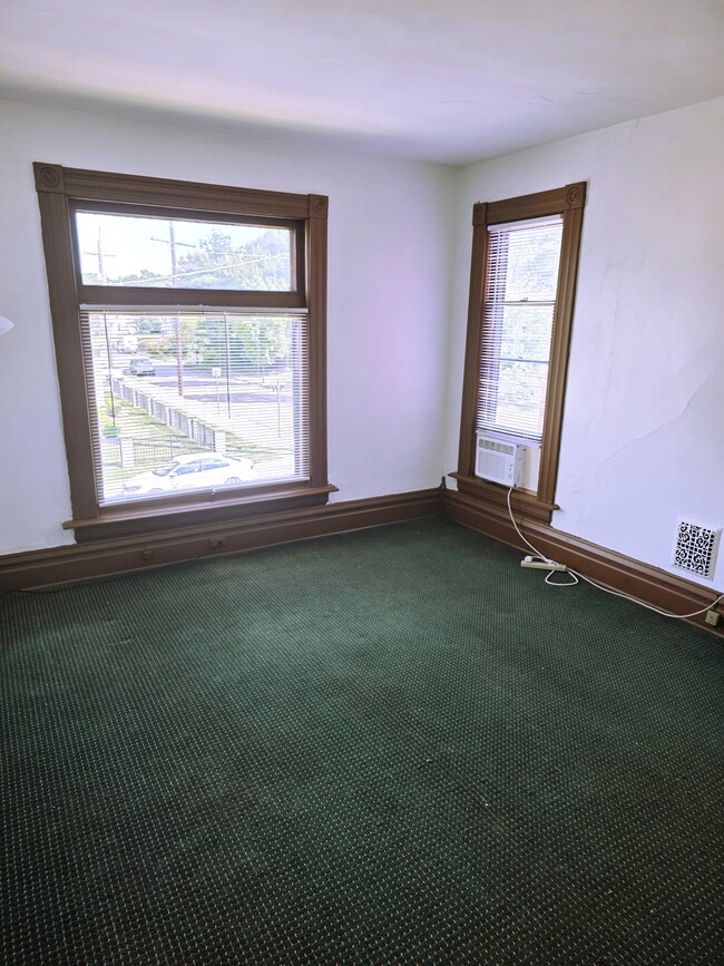 Living Room - 45 1/2 E Duncan St