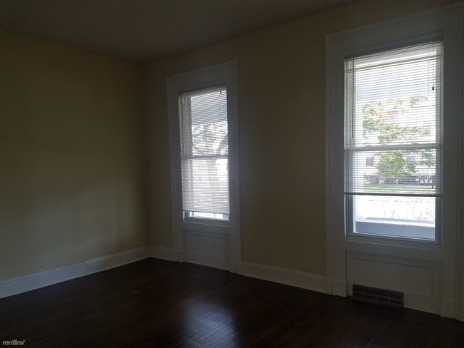 Building Photo - 4 br, 1 bath Apartment - 648 Elm St