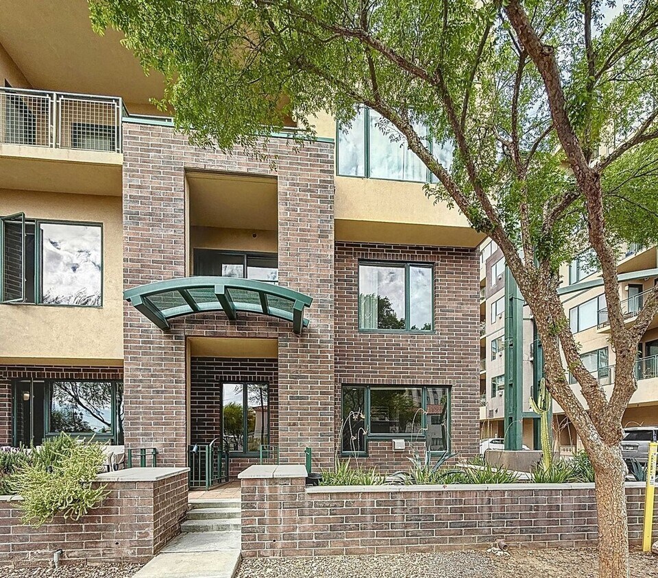Foto principal - Charming 2BR Townhome in Phoenix