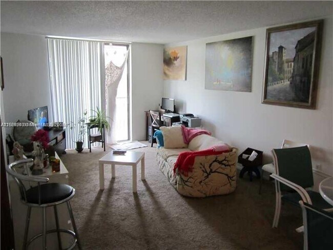 Foto del edificio - 16950 W Dixie Hwy