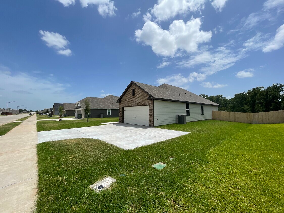 Building Photo - 1438 Kingsgate Dr