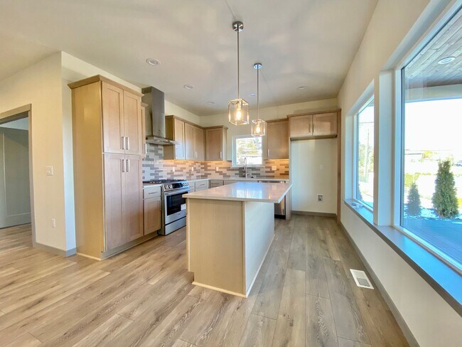 Foto del edificio - Brand New Luxury Home in Gated Community - Furnished Option Available