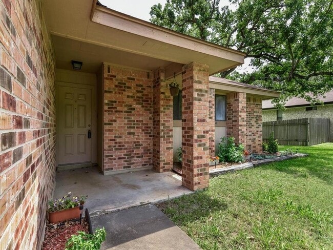 Building Photo - 506 Lakeway Dr