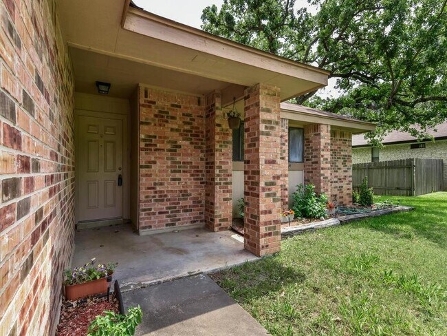 Foto del edificio - 506 Lakeway Dr