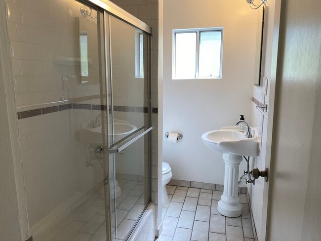 Building Photo - COMING SOON! Spacious 2 Bedroom 1 Bath House in Eagle Rock