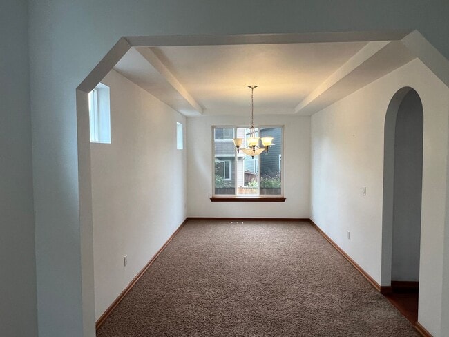 Building Photo - Spacious Home located in a Quite Neighborhood