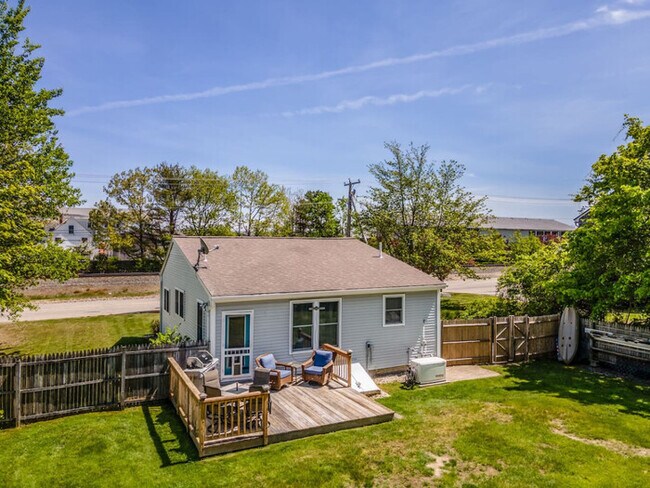 Building Photo - Orchard Beach Elegance: Spacious Yard & Patio