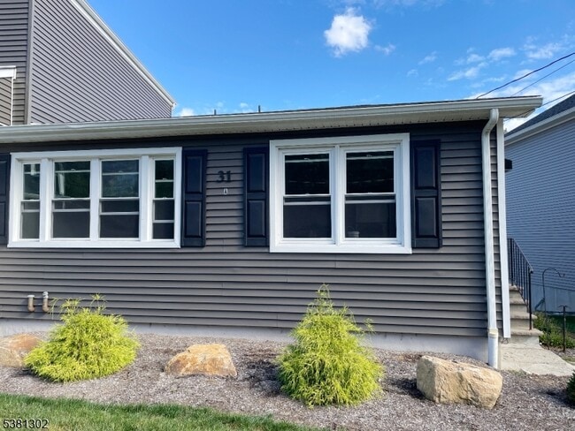 Foto del edificio - 31 Lakeside Blvd