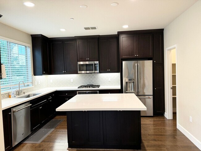 Foto del edificio - Perfect Shape Sage Community Townhome in L...